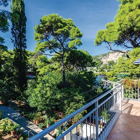 Apartman With Sea View V *